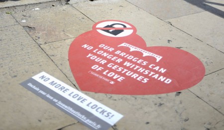 巴黎市府在艺术桥上贴的宣传不干胶（AFP/Getty Images）