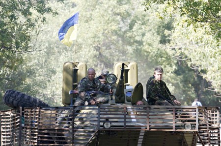 9月6日，乌克兰东部顿涅茨克（Donetsk）附近，几名政府军人坐在装甲运兵车上。（AFP/Getty Images）