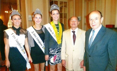 市警上校梅斯市副市长(右)、印支侬族会会长郑国华(右二)与梅子花节选美小姐冠亚季军三人合影。(照片由法国侬族印支退伍军人分会提供) 市警上校梅斯市副市长(右)、印支侬族会会长郑国华(右二)与梅子花节选美小姐冠亚季军三人合影。(照片由法国侬族印支退伍军人分会提供)