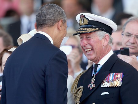 2014年6月6日诺曼底登陆70周年，查尔斯王子（右）与美国总统奥巴马在法国会晤时相互寒暄。（Getty Images)