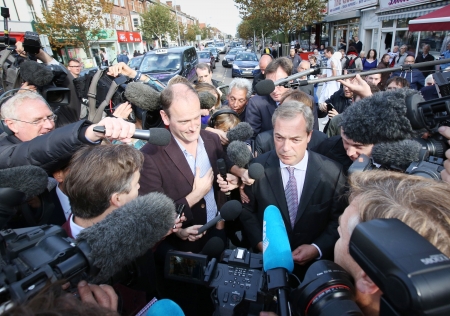 2014年10月10日英格兰,作为英国独立党候选人参加补选的卡斯威尔先生被记者包围。(Getty Images) 2014年10月10日英格兰,作为英国独立党候选人参加补选的卡斯威尔先生被记者包围。(Getty Images)