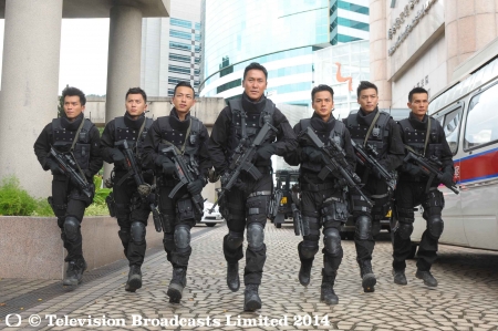 马德钟饰演的飞虎队高级督察展瀚韬,将会继续带领一班队员携手冲锋陷阵。 马德钟饰演的飞虎队高级督察展瀚韬,将会继续带领一班队员携手冲锋陷阵。