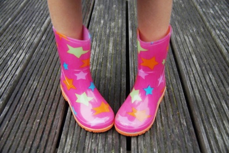 雨天儿童穿着的雨鞋(123rf.com) 雨天儿童穿着的雨鞋(123rf.com)