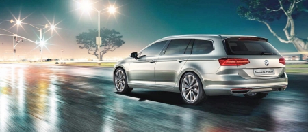 新帕萨特的设计融合了优雅明快的线条和强劲的动感,采取了更加动态的比例,车盘更低,轴距更长,轮圈更大。 新帕萨特的设计融合了优雅明快的线条和强劲的动感,采取了更加动态的比例,车盘更低,轴距更长,轮圈更大。