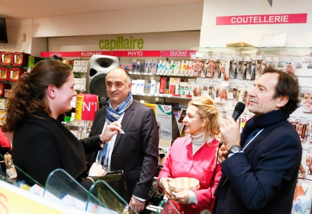 芭姿药妆店老板马比洛先生主持当晚的“欧树之夜”活动。