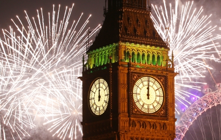 英国伦敦2015年1月1日午夜,烟花照亮了整个伦敦的天际线和大本钟。(Getty Images) 英国伦敦2015年1月1日午夜,烟花照亮了整个伦敦的天际线和大本钟。(Getty Images)