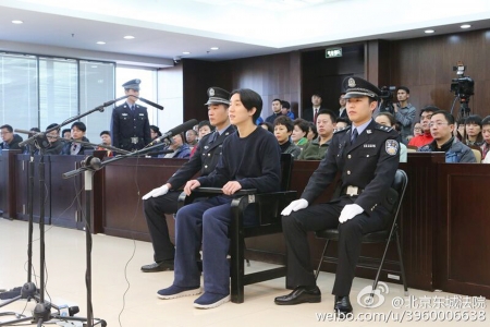 房祖名出庭时不穿囚衣,表情显得相当轻松。(北京市东城区人民法院官方微博) 房祖名出庭时不穿囚衣,表情显得相当轻松。(北京市东城区人民法院官方微博)