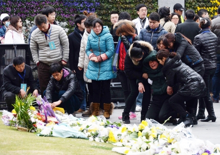 踩踏现场举行头七悼念仪式上,悲痛欲绝的家属在祭拜亲人。(Getty Images) 踩踏现场举行头七悼念仪式上,悲痛欲绝的家属在祭拜亲人。(Getty Images)