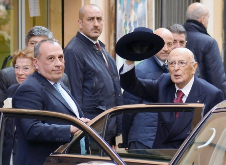 意总统离职后抵达私人公寓。（Getty Images）