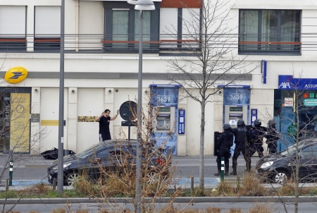 劫持犯向警方投降。（AFP/Getty Images）