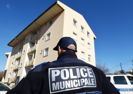 一名警察站在贝兹尔市内车臣份子居住的楼前。(AFP/Getty Images) 一名警察站在贝兹尔市内车臣份子居住的楼前。(AFP/Getty Images)