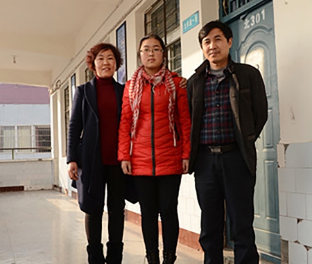 李明秀和其父母(网络图片) 李明秀和其父母(网络图片)