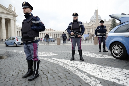 意大利已加强戒备,派驻近5000名士兵到全国街头站岗和巡逻,除了旅游景点,士兵还驻守外交使馆、犹太学校以及教堂。梵蒂冈附近,保安也已全面加强。(Getty Images) 意大利已加强戒备,派驻近5000名士兵到全国街头站岗和巡逻,除了旅游景点,士兵还驻守外交使馆、犹太学校以及教堂。梵蒂冈附近,保安也已全面加强。(Getty Im