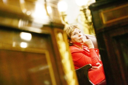 在众议院多党辩论大会上被逮到玩电子游戏的西莉亚·比利亚洛沃斯(AFP/Getty Images) 在众议院多党辩论大会上被逮到玩电子游戏的西莉亚·比利亚洛沃斯(AFP/Getty Images)