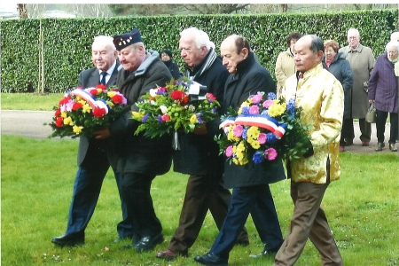 侬族印支退伍军人协会在二战70周年纪念会上与当地政要悼念抗日阵亡战士。(图片由法国侬族印支退伍军人协会提供) 侬族印支退伍军人协会在二战70周年纪念会上与当地政要悼念抗日阵亡战士。(图片由法国侬族印支退伍军人协会提供)