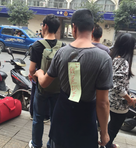 被贴“我是扒手” 却浑然不觉继续偷窃。(网络图片) 被贴“我是扒手” 却浑然不觉继续偷窃。(网络图片)