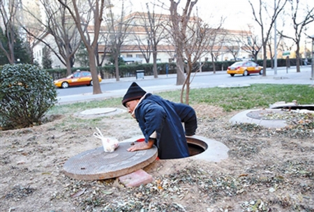 住在北京下水井里的“井居”者(网络图片) 住在北京下水井里的“井居”者(网络图片)