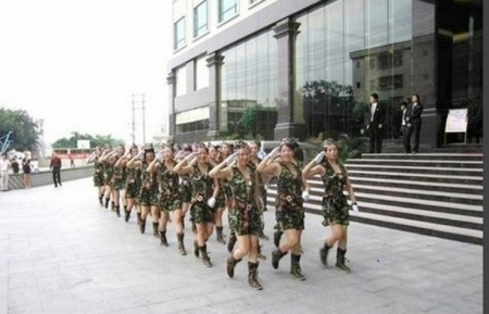 “小姐阅兵”照(网络图片) “小姐阅兵”照(网络图片)