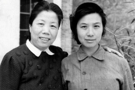 邓颖超(左)与孙维世(网络图片) 邓颖超(左)与孙维世(网络图片)