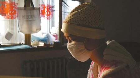 杨蒙平时在家都要戴着口罩。(网络图片) 杨蒙平时在家都要戴着口罩。(网络图片)