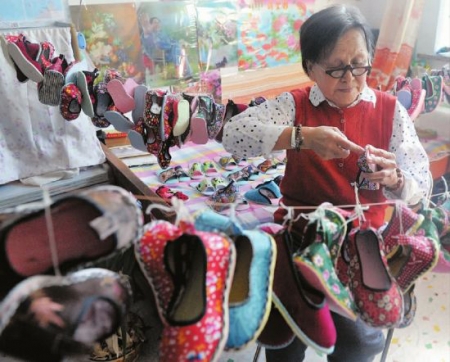 蔡玉香老人手工制作百双精美布鞋。（网络图片）