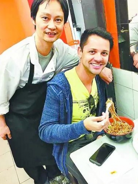 张晓敏和正在吃面的老外Andre(网络图片) 张晓敏和正在吃面的老外Andre(网络图片)