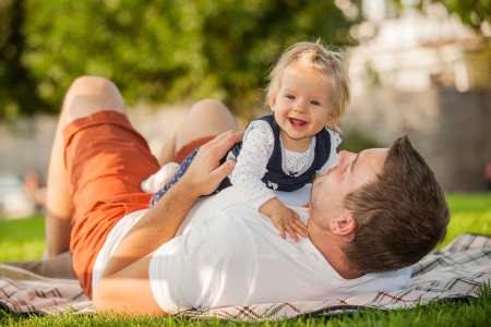 同孩子玩耍的德国父亲(123RF)