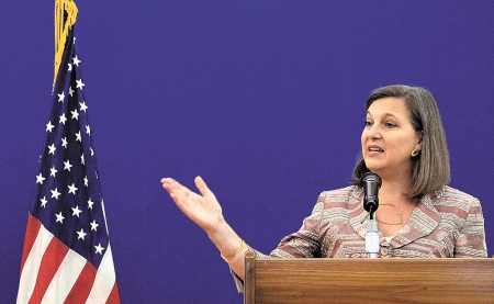 美国近日派出特使维多利亚•J•纽兰(Victoria J. Nuland)前往乌克兰,并于5月18日与莫斯科展开为期一天的谈判,以巩固脆弱的明斯克和平协议。图为纽兰于18日在莫斯科发表演说。(AFP/Getty Images) 美国近日派出特使维多利亚•J•纽兰(Victoria J. Nuland)前往乌克兰,并于5月18日与莫斯科展开为期一天的谈判,以巩固脆弱的明斯克和平协议。图为