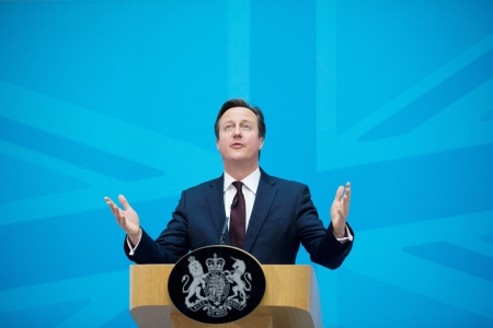 英国首相卡梅伦在第二任期,重申控制与减少非法移民的目标。5月21日,卡梅伦在伦敦宣布一项新立法提案,誓言打击愈演愈烈的非法移民活动。(Getty Images) 英国首相卡梅伦在第二任期,重申控制与减少非法移民的目标。5月21日,卡梅伦在伦敦宣布一项新立法提案,誓言打击愈演愈烈的非法移民活动。(Getty Images)