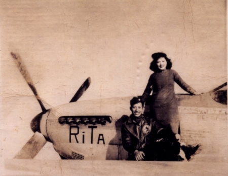 林雨水和他的太太站在以他太太英文名字Rita命名的飞机前合影。 (照片均由林雨水大女儿林慰慈提供) 林雨水和他的太太站在以他太太英文名字Rita命名的飞机前合影。 (照片均由林雨水大女儿林慰慈提供)