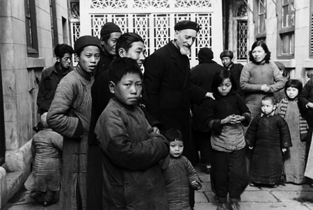 法国神父饶家驹与安全区的儿童和妇女（网络图片）