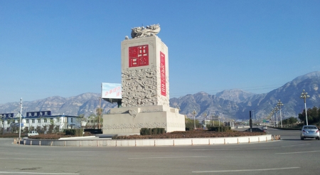 山西灵石县原县委书记杨洪为了保佑官运亨通、步步高升，在大运高速灵石出口连接线与永吉大道交汇处，建了一方大型印章造形的雕塑，顶部刻有龙图腾，印章上刻有“中国灵石”