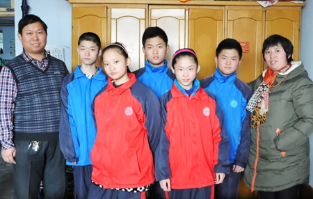 李家五胞胎和父母合影(网络图片) 李家五胞胎和父母合影(网络图片)