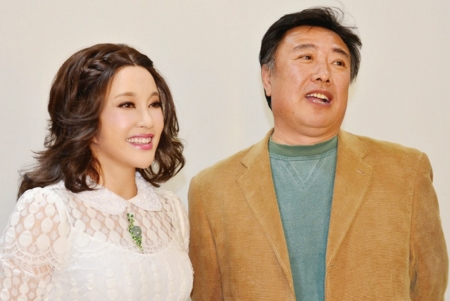 刘晓庆6月23日参加某节目,前夫陈国军意外现身。图为二人此前合影。(网络图片) 刘晓庆6月23日参加某节目,前夫陈国军意外现身。图为二人此前合影。(网络图片)