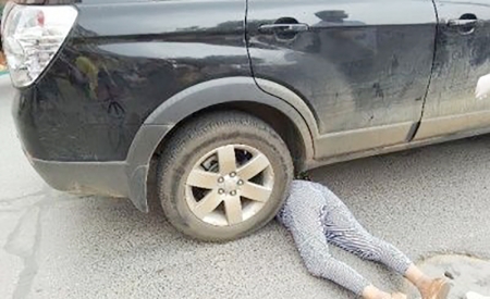 红灯停车,车底下竟钻入一个人。(网络图片) 红灯停车,车底下竟钻入一个人。(网络图片)