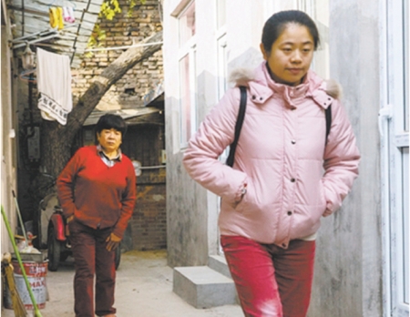 母亲越来越走不动路,22岁的李雪独自踏上找回自己身份的路。(网络图片) 母亲越来越走不动路,22岁的李雪独自踏上找回自己身份的路。(网络图片)