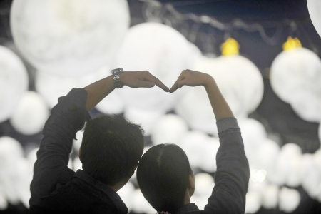 “执子之手,与子偕老”,现代年轻人对婚姻缺乏传统观念,导致离婚率不断上升。(Getty Images) “执子之手,与子偕老”,现代年轻人对婚姻缺乏传统观念,导致离婚率不断上升。(Getty Images)