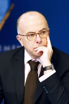 法国于2月19日进入全国戒严状态。图为内政部长卡兹纳夫。（AFP/Getty Images）