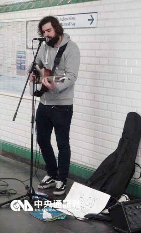 巴希欧(Hugo Barriol)卖唱第一天就被发掘,将发行首张专辑。(中央社记者曾依璇巴黎摄/2015年3月22日) 巴希欧(Hugo Barriol)卖唱第一天就被发掘,将发行首张专辑。(中央社记者曾依璇巴黎摄/2015年3月22日)