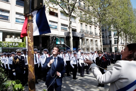 马克龙与伊达尔戈为殉职警员的纪念碑揭幕。（AFP/Getty Images）