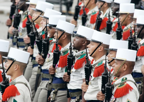 在巴黎香榭丽舍大街举行的法国国庆游行的法国外籍兵团列阵中,我们能看到华裔面孔。(Getty Images) 在巴黎香榭丽舍大街举行的法国国庆游行的法国外籍兵团列阵中,我们能看到华裔面孔。(Getty Images)