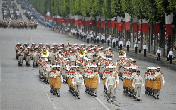 2012年7月14日,法国香榭丽舍大街国庆阅兵仪式上的外籍兵团方阵 (AFP/GettyImages) 2012年7月14日,法国香榭丽舍大街国庆阅兵仪式上的外籍兵团方阵 (AFP/GettyImages)