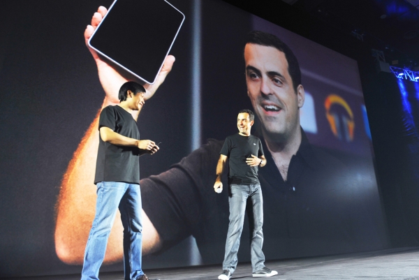 小米科技CEO雷军(左一)和小米国际业务副总裁Hugo Barra(右一)。HugoBarra 2013年10月加入小米,此前担任Google Android副总裁。(AFP/Getty Images) 小米科技CEO雷军(左一)和小米国际业务副总裁Hugo Barra(右一)。HugoBarra 2013年10月加入小米,此前担任Google Android副