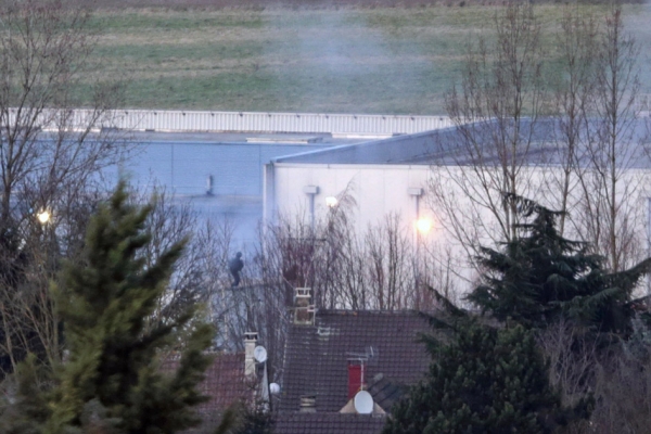 1月9日下午17点左右,宪兵行动组在Dammartin-en-Goële市向藏匿在印刷厂内的恐怖份子发起进攻,印刷厂随后冒起了青烟。 1月9日下午17点左右,宪兵行动组在Dammartin-en-Goële市向藏匿在印刷厂内的恐怖份子发起进攻,印刷厂随后冒起了青烟。