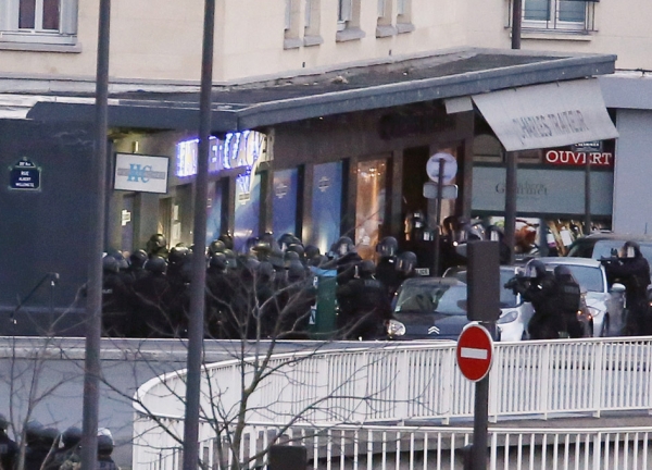 1月9日下午17点12分,警察向万森(Vincennes)犹太人商场Hyper Cacher内的恐怖份子发起进攻。 1月9日下午17点12分,警察向万森(Vincennes)犹太人商场Hyper Cacher内的恐怖份子发起进攻。