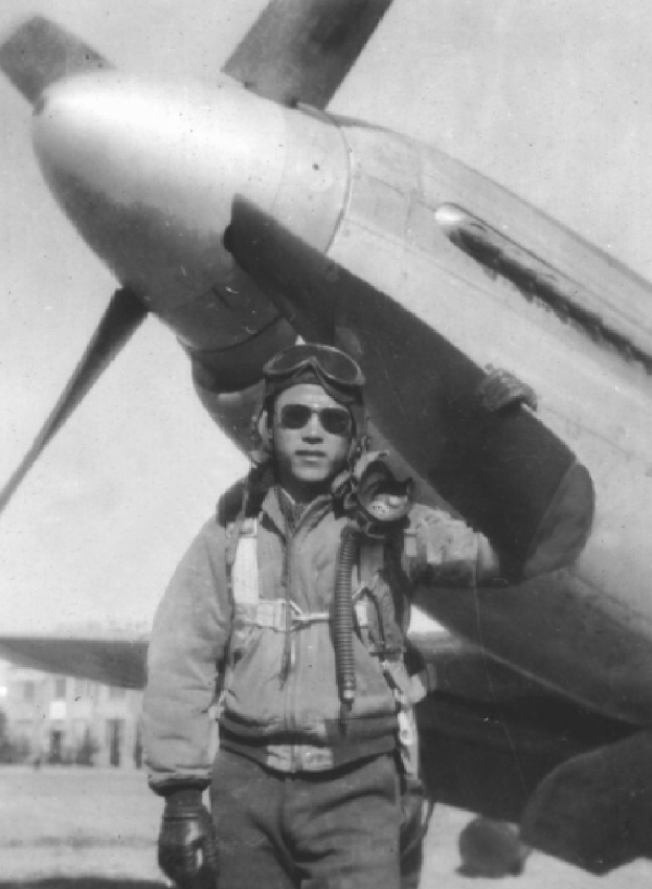 周训典和他的战机留影(网络图片) 周训典和他的战机留影(网络图片)