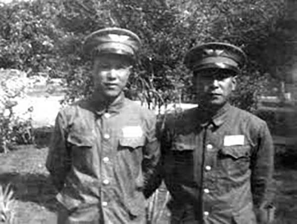 周训典同他战友的合影(网络图片) 周训典同他战友的合影(网络图片)