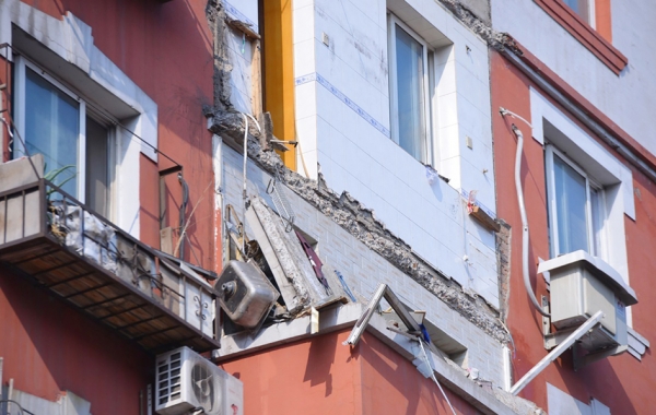 从坍塌的阳台截面清楚可见楼板里没有钢筋,只有水泥砂浆。(网络图片) 从坍塌的阳台截面清楚可见楼板里没有钢筋,只有水泥砂浆。(网络图片)