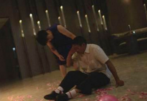 日本小伙求婚成功，“中国岳父”现场哭晕。（网络图片）