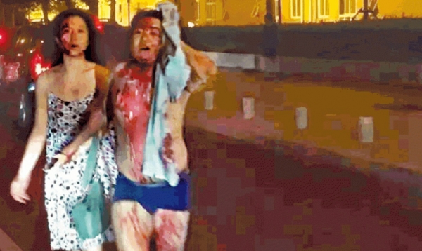 爆炸一刹，有民众全身披血，逃离现场。（网络图片）